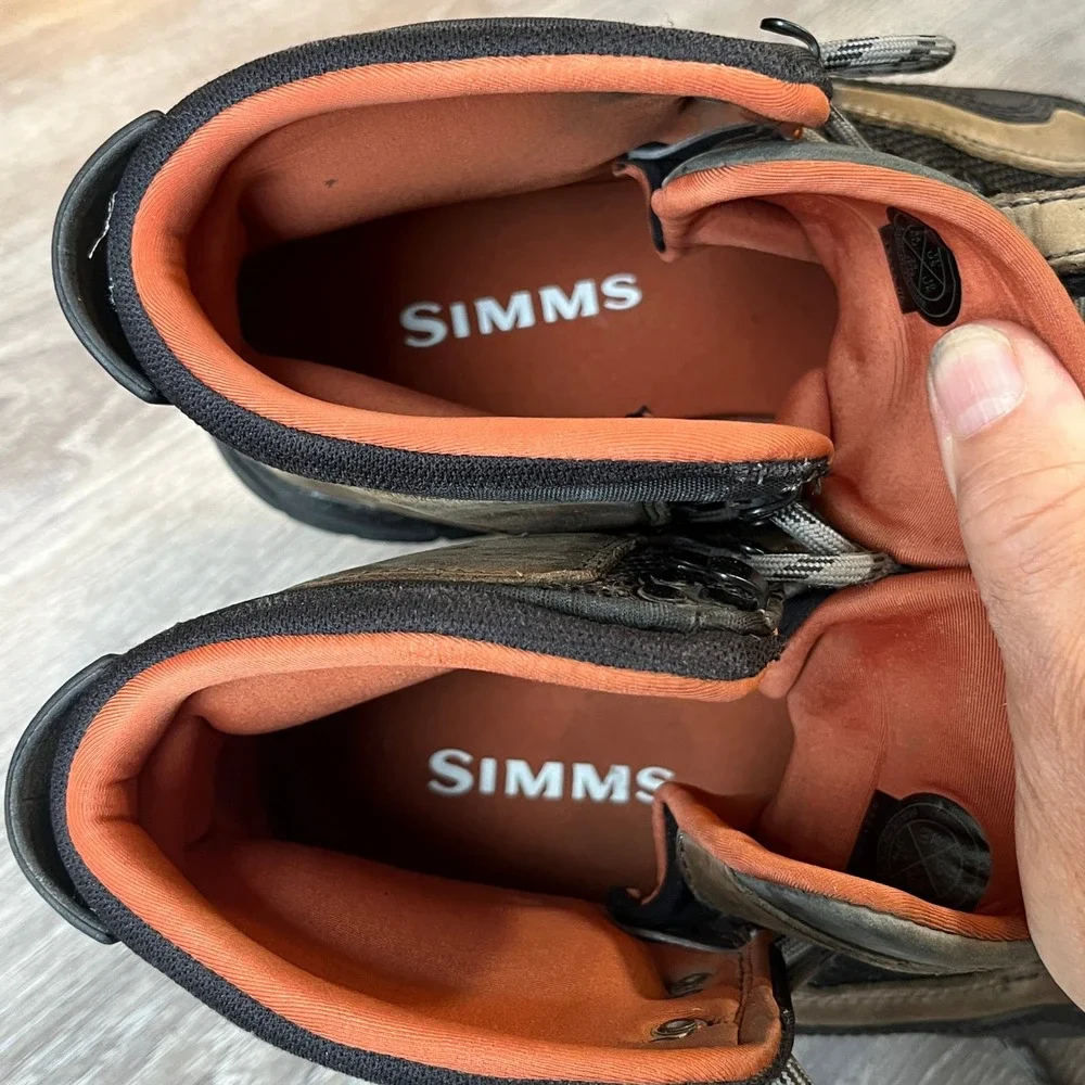 Simms G3 Guide Wading Boots Vibram Mens 11 & Matching Trucker Hat Bundle